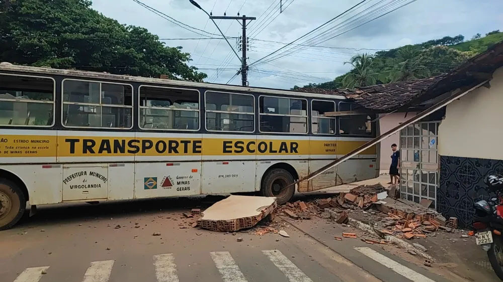 Ônibus atinge prédio e estabelecimento comercial depois do assassinato do motorista — Foto: Reprodução/Redes Sociais