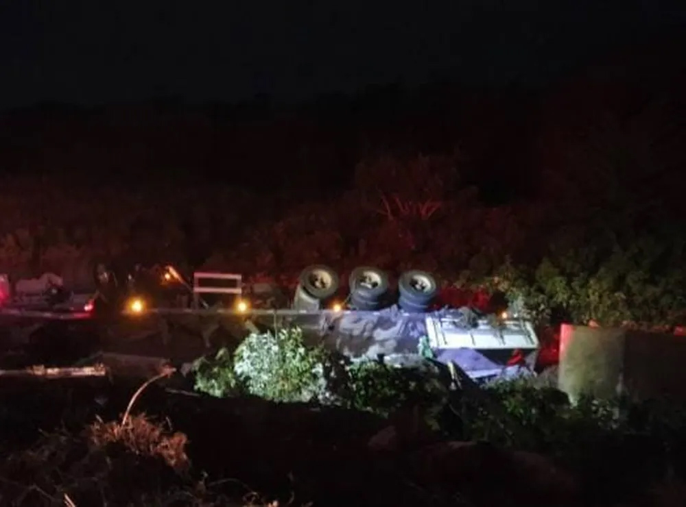 Carreta tomba na BR-259 — Foto: PMRv