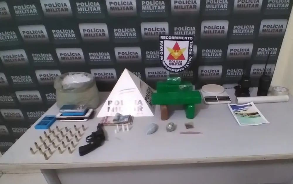 Polícia prende cinco em MG e chefe de gangue está entre os detidos; bebê de três meses é encontrado na casa usada para o tráfico de drogas — Foto: Polícia Militar