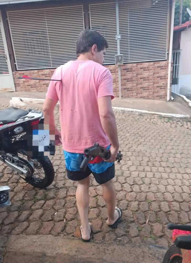 Homem fica com flecha cravada nas costas após briga de vizinhos — Foto: Redes sociais