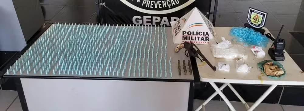 Policiais apreenderam drogas, arma, munições e rádio comunicador. — Foto: Divulgação/Polícia Militar