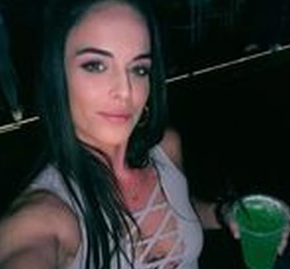 A brasileira Walquiria Cassini foi presa junto do marido e do irmão, também acusados de participarem de esquema de gravação de relações sexuais entre menores na Flórida, nos Estados Unidos, em 12 de março de 2024. — Foto: Reprodução