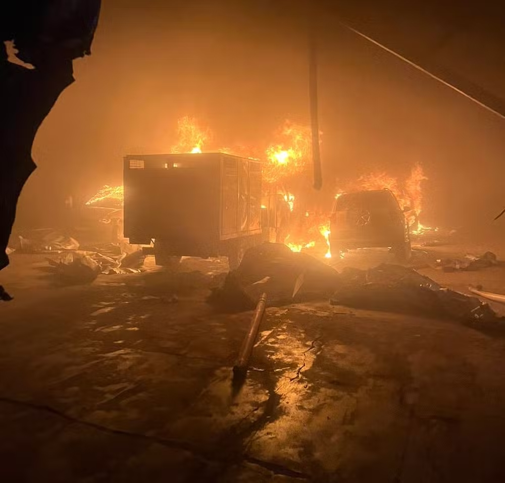Incêndio destrói estabelecimento comercial em Governador Valadares — Foto: Corpo de Bombeiros