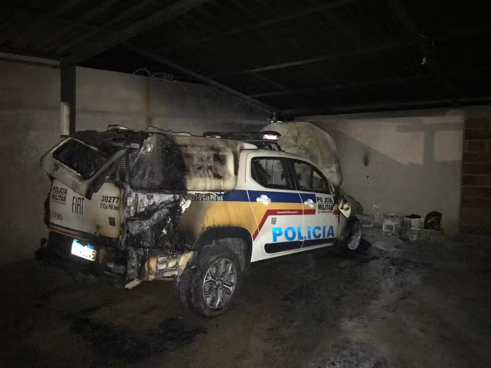 Viatura queimada em Periquito — Foto: Redes sociais