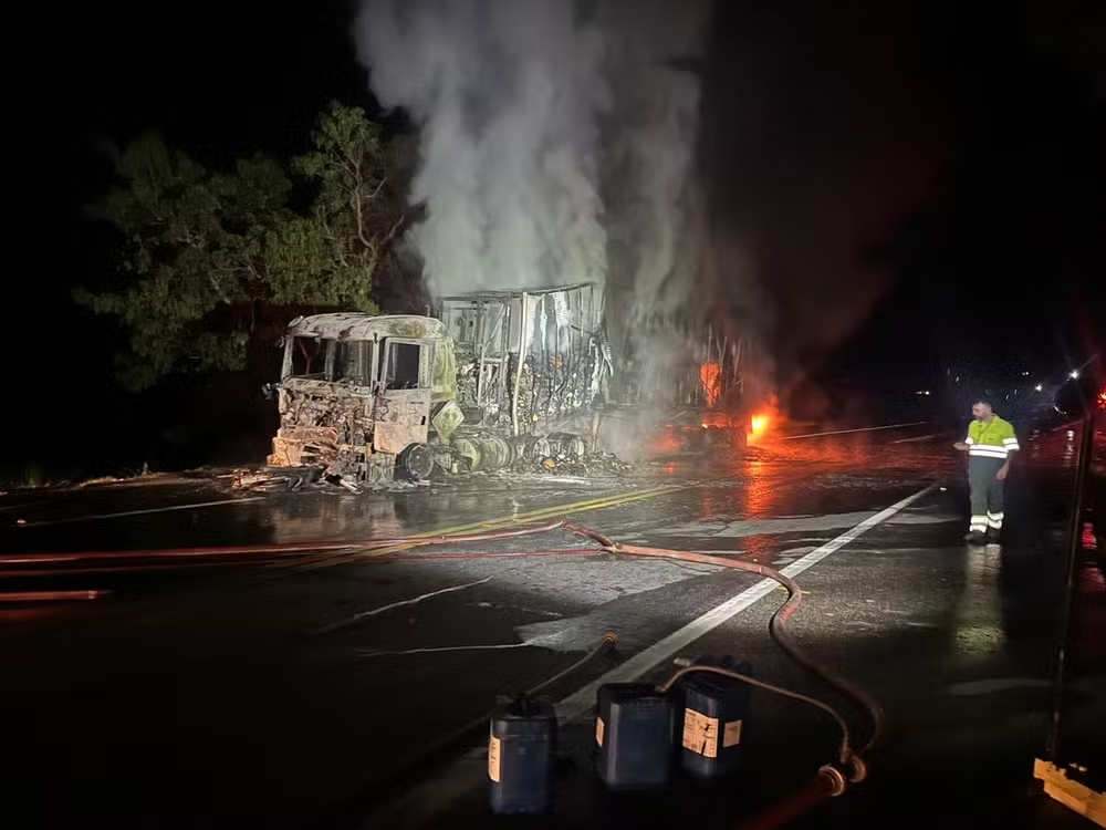 Carreta queimada após acidente na BR-116 — Foto: Corpo de Bombeiros