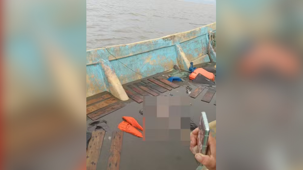 Pescadores registraram corpos dentro de barco. — Foto: Reprodução / Redes sociais