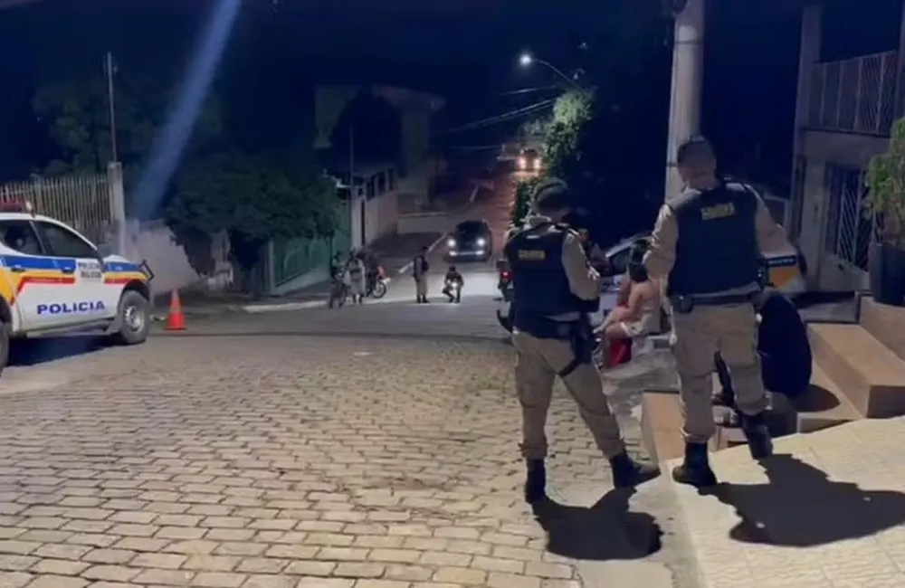 Criminosos chegam de bicicleta e matam homem a tiros em Governador Valadares — Foto: Roberto Higino