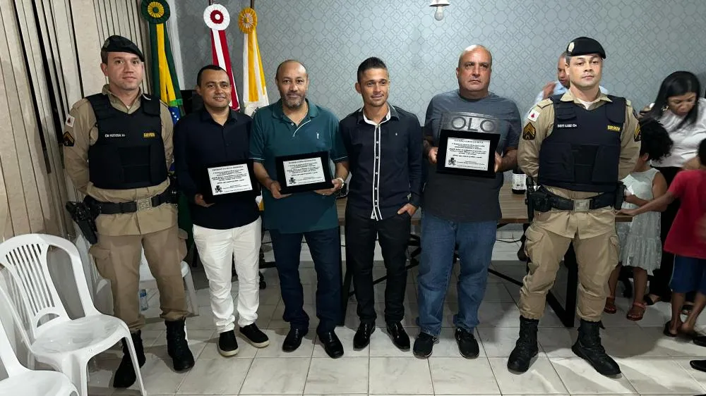Sargentos Emerson Ferreira, Silmar Gomes e Luciano Gomes, receberam as homenagens das mãos do Vereador Klidys nesta quinta-feira (10). Foto: Pedro Santos