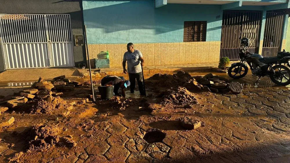 Funcionários do SAAE iniciando o reparo da rede no final da tarde desta terça-feira (27). Foto: Pedro Santos