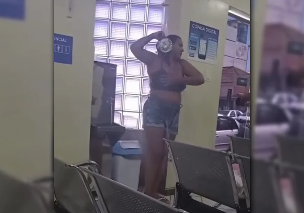 Mulher toma banho em agência da Copasa após três dias sem água em Teófilo Otoni