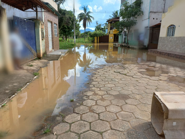 Rua Padre Franco com a Rua Vespasiano Paiva às 14h00 de 27/01/23.