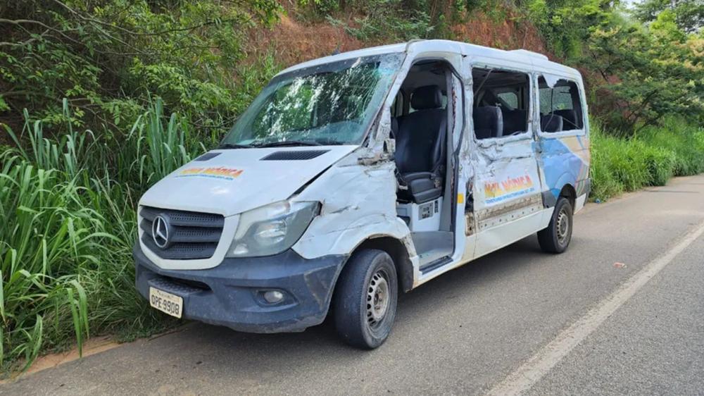 Van da prefeitura de Nova Módica transportava pacientes para Teófilo Otoni — Foto: Ana Carolina Magalhães / Inter TV dos Vales