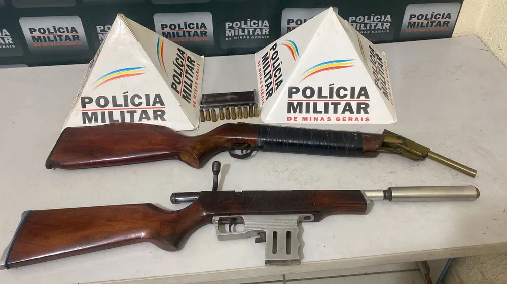 Armas apreendidas pela PM em Governador Valadares — Foto: Polícia Militar/Divulgação